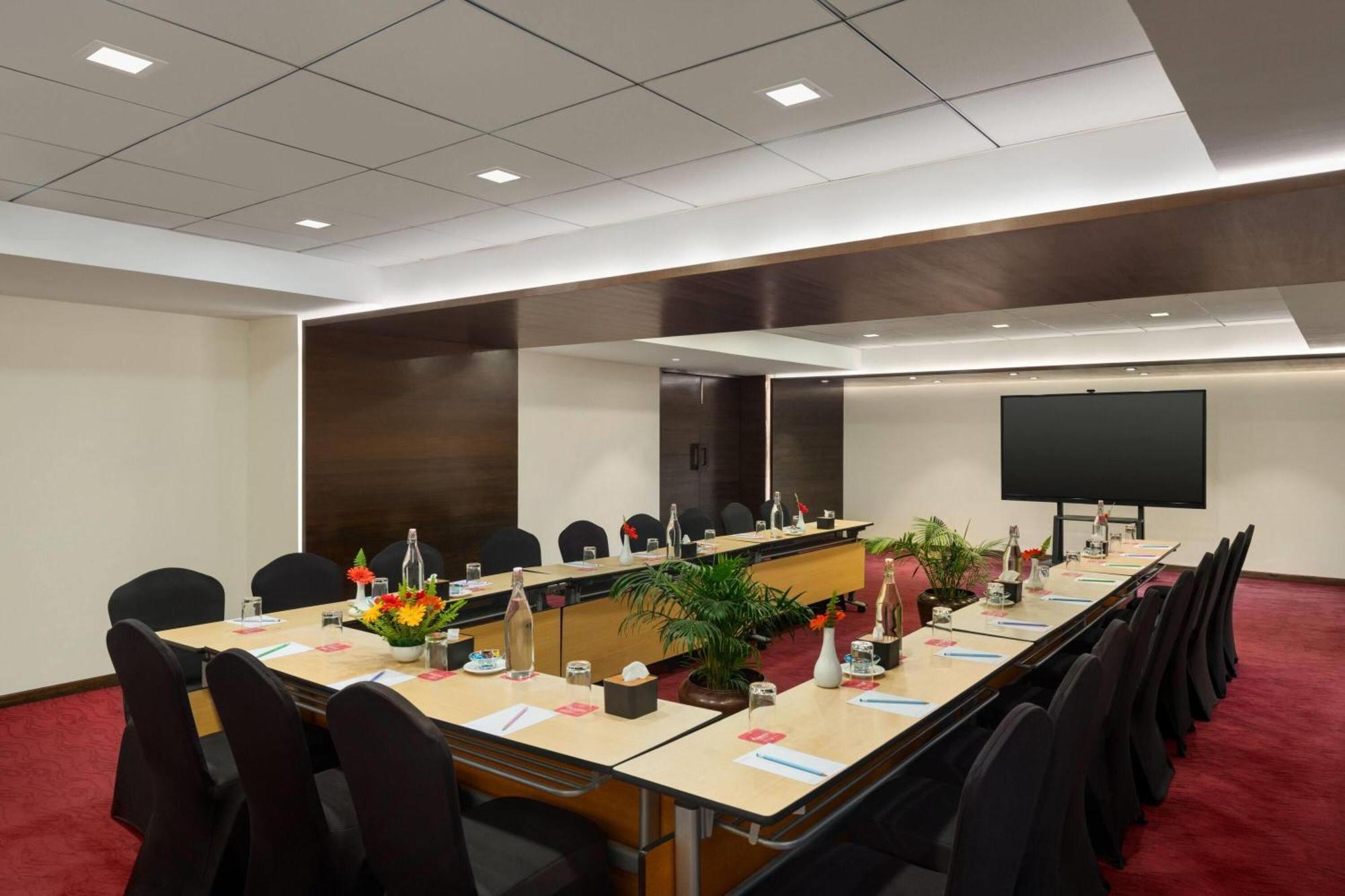 Ramada By Wyndham Kathmandu Dhumbarahi Hotel Ngoại thất bức ảnh
